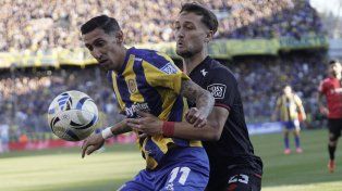Ángel Di María y Angelo Martino, en el último clásico rosarino. Newell’s y Central volverán a encontrarse este domingo, ahora en el Coloso, con realidades muy distintas.