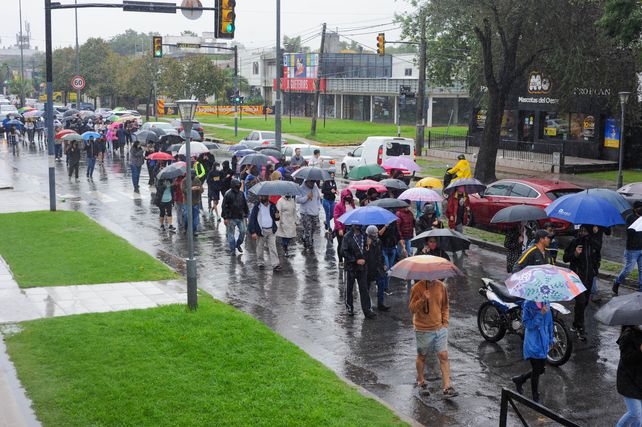 Unas 2.500 personas a pie y en autos se movilizó por avenida Eva Perón desde Wilde hasta Circunvalación.&nbsp;