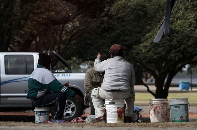 Los trapitos ya dominan casi todos los espacios públicos de la ciudad. En el Concejo se impulsa un 0800 para denunciar aprietes. (H.Rio)