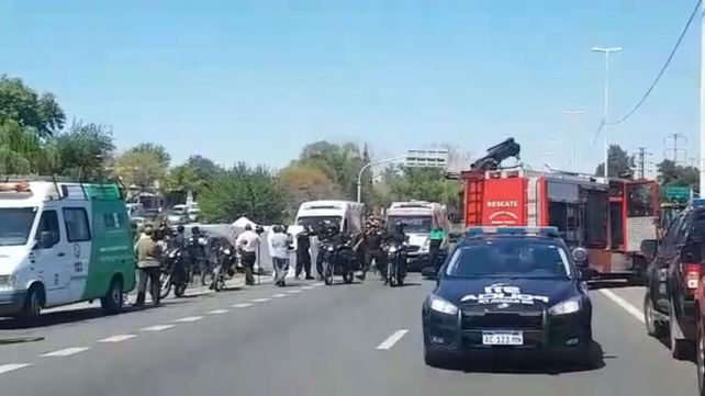 Cómo rescataron a las mujeres atrapadas en el auto que fue aplastado por un camión 