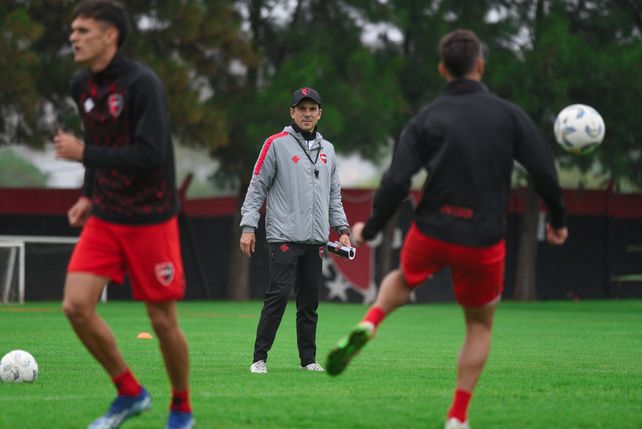 El técnico uruguayo debe decidir si mantiene a Tirado y a Panchito González en el once inicial.&nbsp;