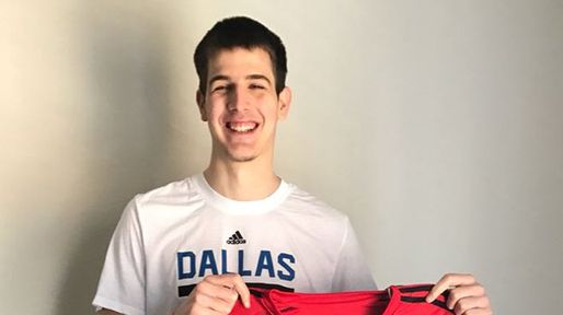 Nicolás Brussino recibió un regalo muy especial del plantel de Newells y lo mostró en las redes