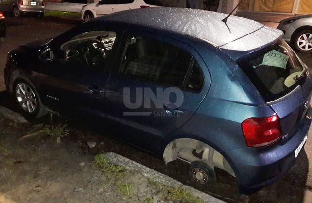 El auto que sufrió el robo de sus ruedas.