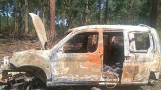 Sin motor. La camioneta fue desguazada antes de ser incendiada.