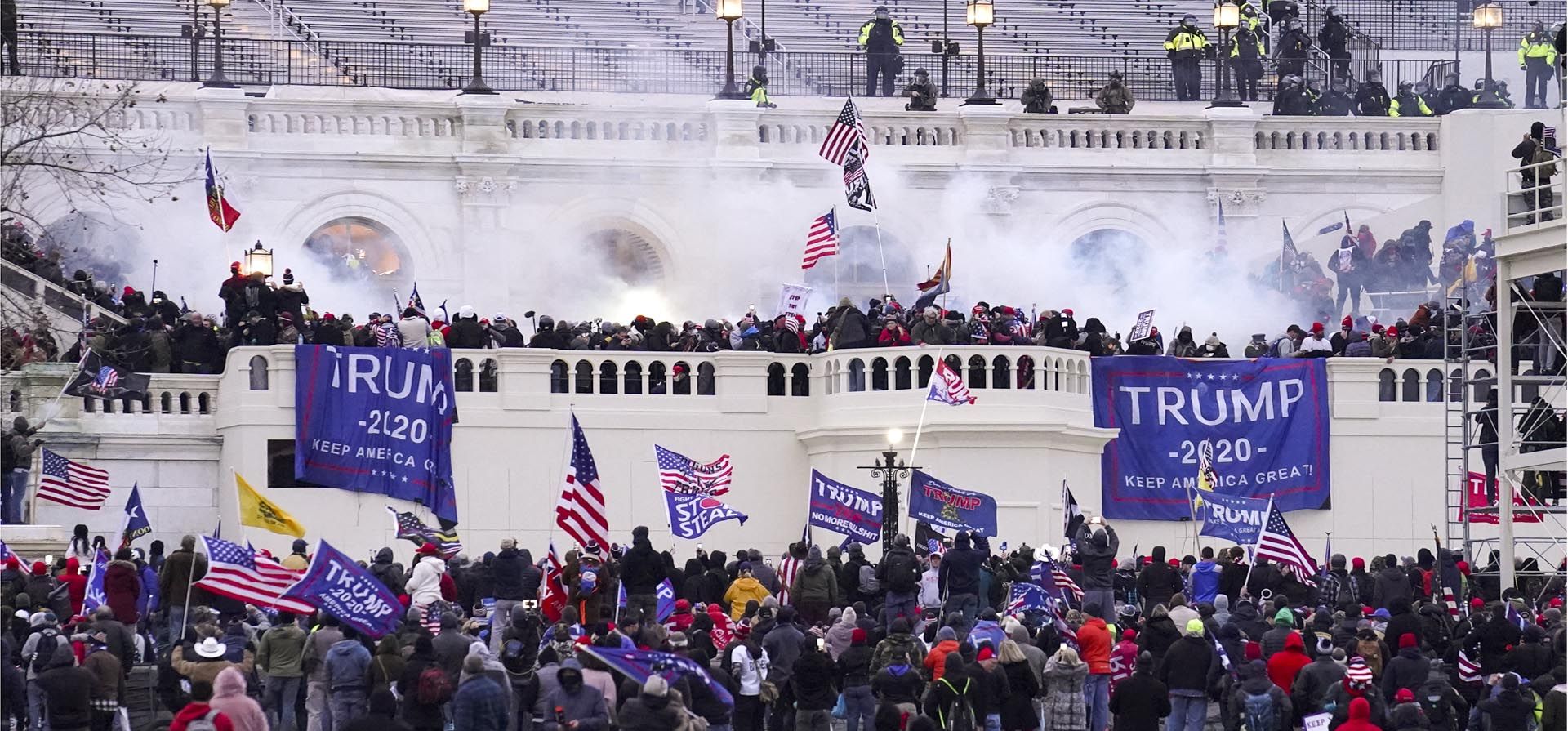 Manifestantes violentos, leales al presidente Donald Trump, asaltan el Capitolio el 6 de enero de 2021 en Washington.