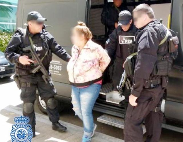 Detenida. Una de las mujeres apresadas en la ciudad de Córdoba por la PSA.