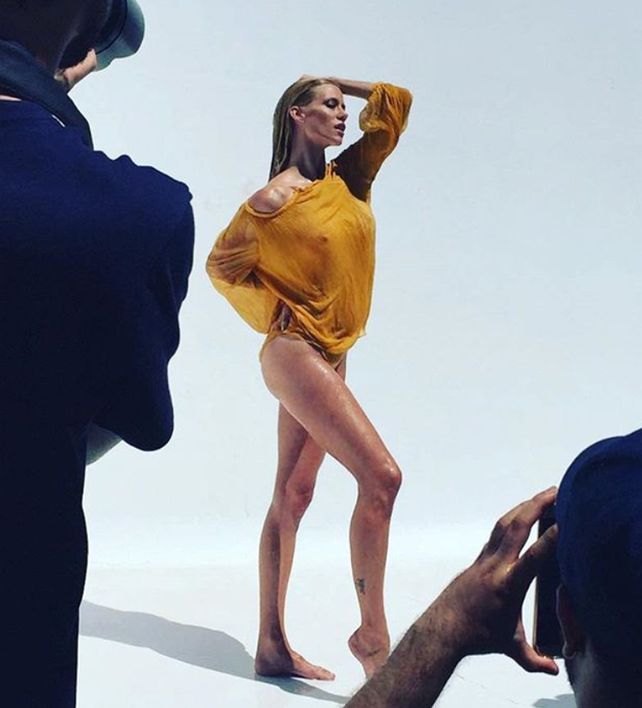Nicole Neumann insaciable y en remera mojada para calentar más el verano
