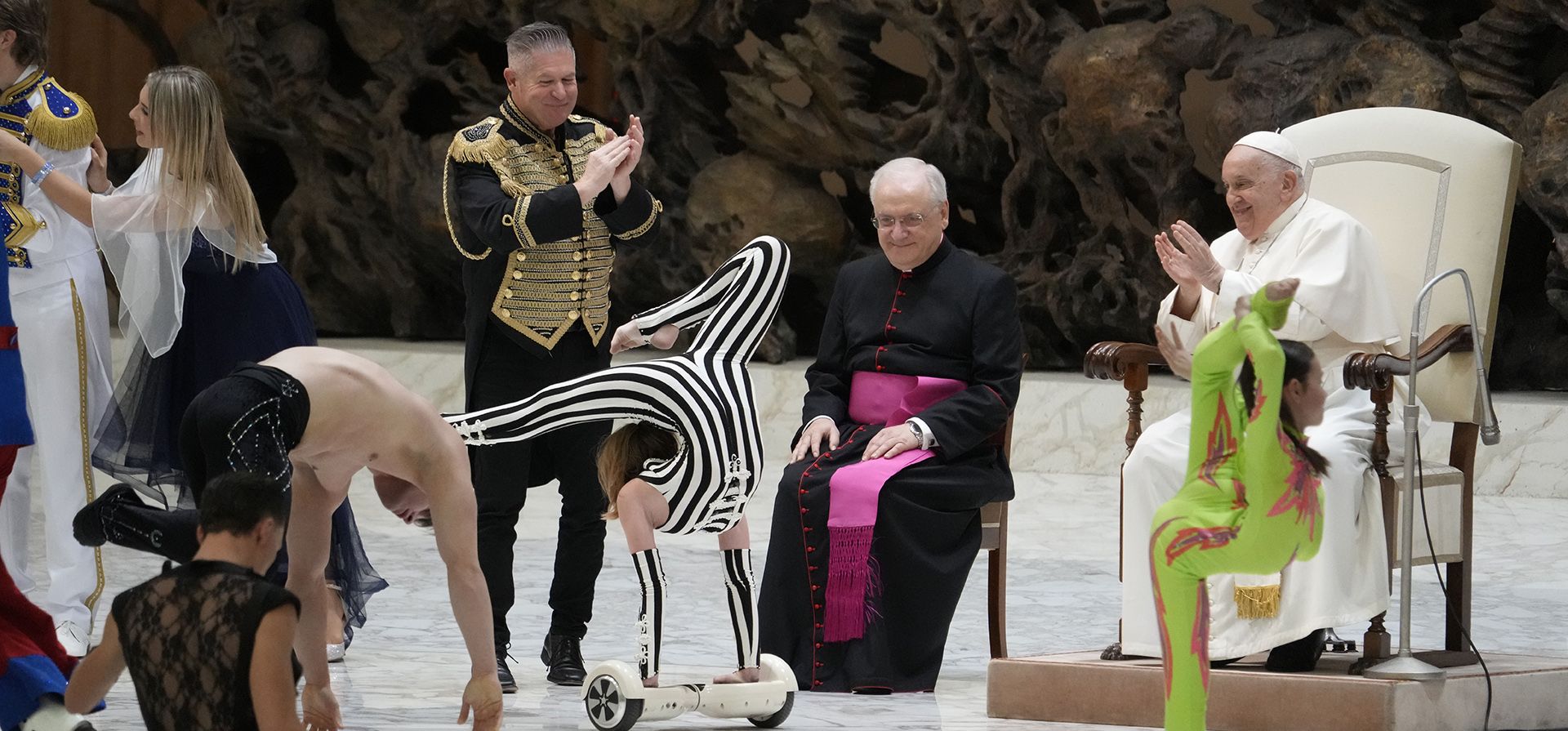 Participantes del festival del Circo Italiano actúan frente al Papa Francisco durante la audiencia general semanal en el Vaticano, el miércoles 29 de noviembre de 2023. (Foto AP/Gregorio Borgia) Participantes del festival del Circo Italiano actúan frente al Papa Francisco durante la audiencia general semanal en el Vaticano, el miércoles 29 de noviembre de 2023. (Foto AP/Gregorio Borgia)