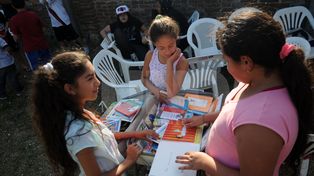 Los niños de Villa del Parque disfrutan lecturas bajo el sol
