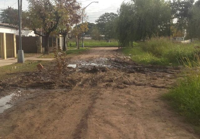 En barrio Los Ángeles aseguran que las calles se inundan por conexiones clandestinas