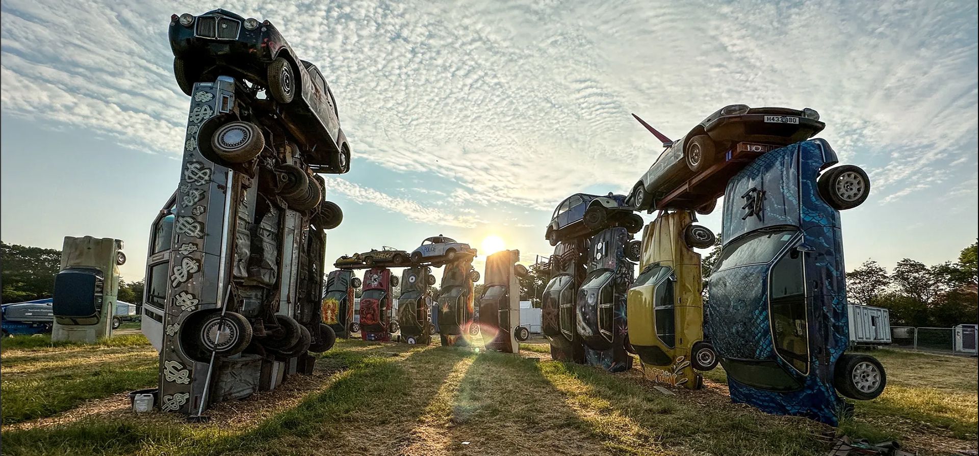 Glastonbury, Reino Unido. La instalación Carhenge de Joe Rush, que está hecha de 24 autos antiguos, en lugar para el festival de Glastonbury en Worthy Farm en Somerset. Fotografía: Matt Cardy/PA
