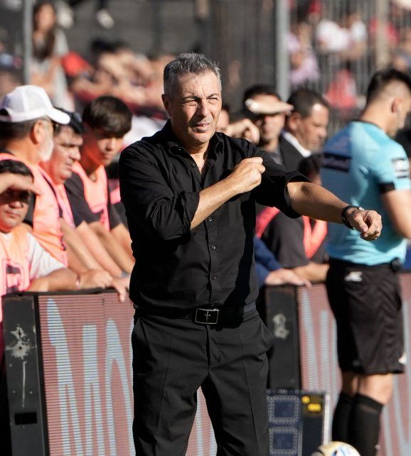 Frank Kudelka se arremanga. Tiene que meter mano en la formación de Newells.