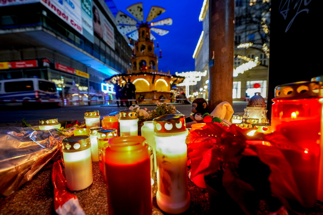 Las adyacencias al mercado navideño de Magdeburgo, con recuerdos para las víctimas del atentado.