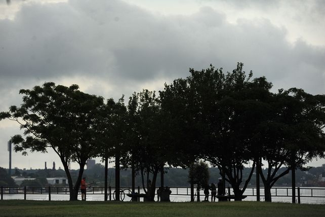 Este jueves 6 de octubre llega con cielo cubierto y con chances de lluvias durante la mañana. Para la tarde quedaría algo de nubosidad y una máxima de 24 grados.&nbsp;