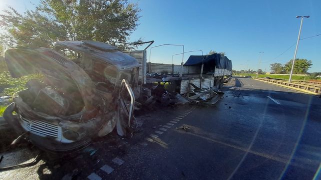 Un camión se incendió en la Circunvalación: reventó un neumático, chocó y se prendió fuego