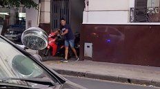 El momento en el que el motochorro abandona con su moto la secional de policía donde había quedado detenido. El momento en el que el motochorro abandona con su moto la secional de policía donde había quedado detenido.