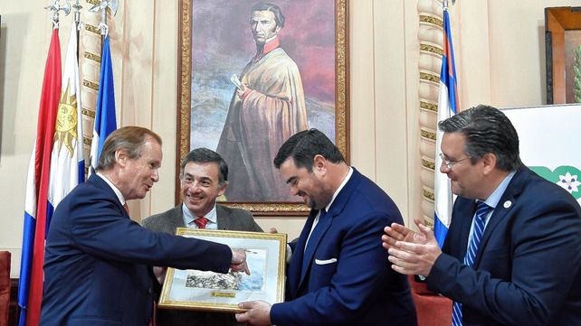 Gustavo Bordet fue a Paysandú a homenajear a Artigas