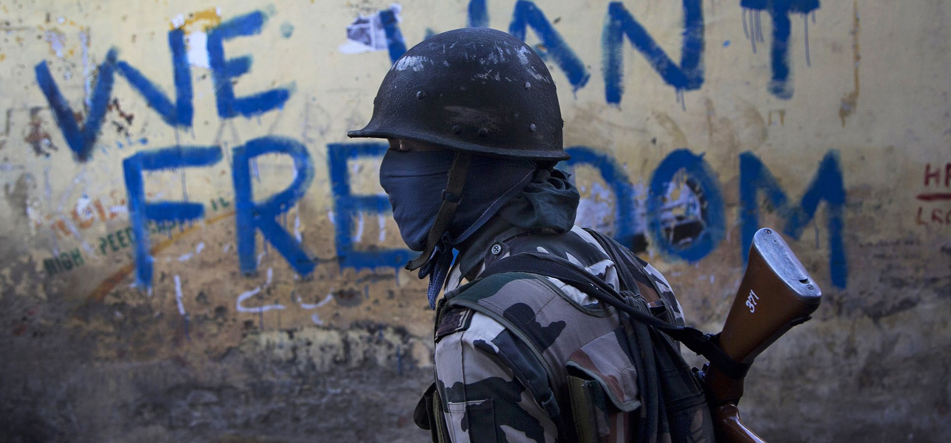 Un soldado paramilitar de la India frente a una pared con graffiti en Srinagar, Cachemira, el 29 de agosto del 2016. (AP foto/Dar Yasin) Un soldado paramilitar de la India frente a una pared con graffiti en Srinagar, Cachemira, el 29 de agosto del 2016. (AP foto/Dar Yasin)