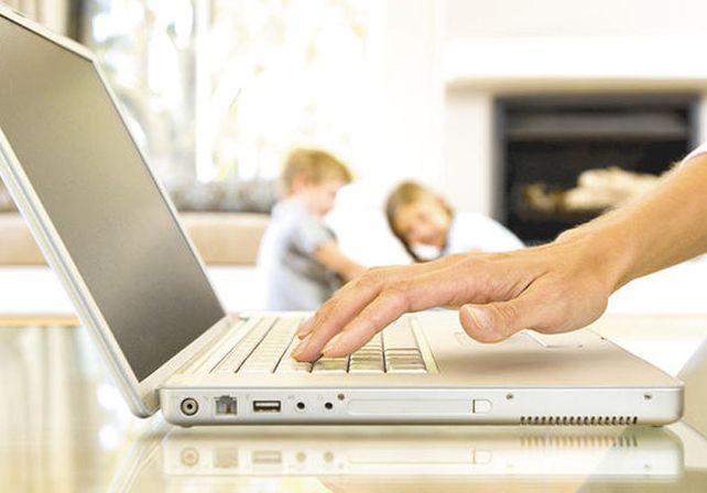 Teletrabajo, ¿opción para madres que no pueden delegar el cuido?