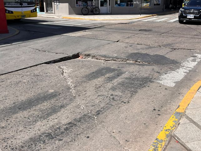 Hundimiento en 9 de Julio y Salta: comienzan los trabajos de reparación y habrá cortes de tránsito y desvíos de colectivos