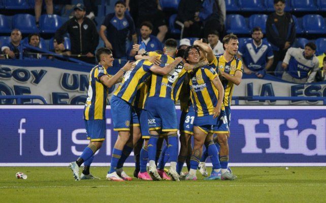 Los futbolistas de Central celebran eufóricos uno de los tantos en el Amafitani