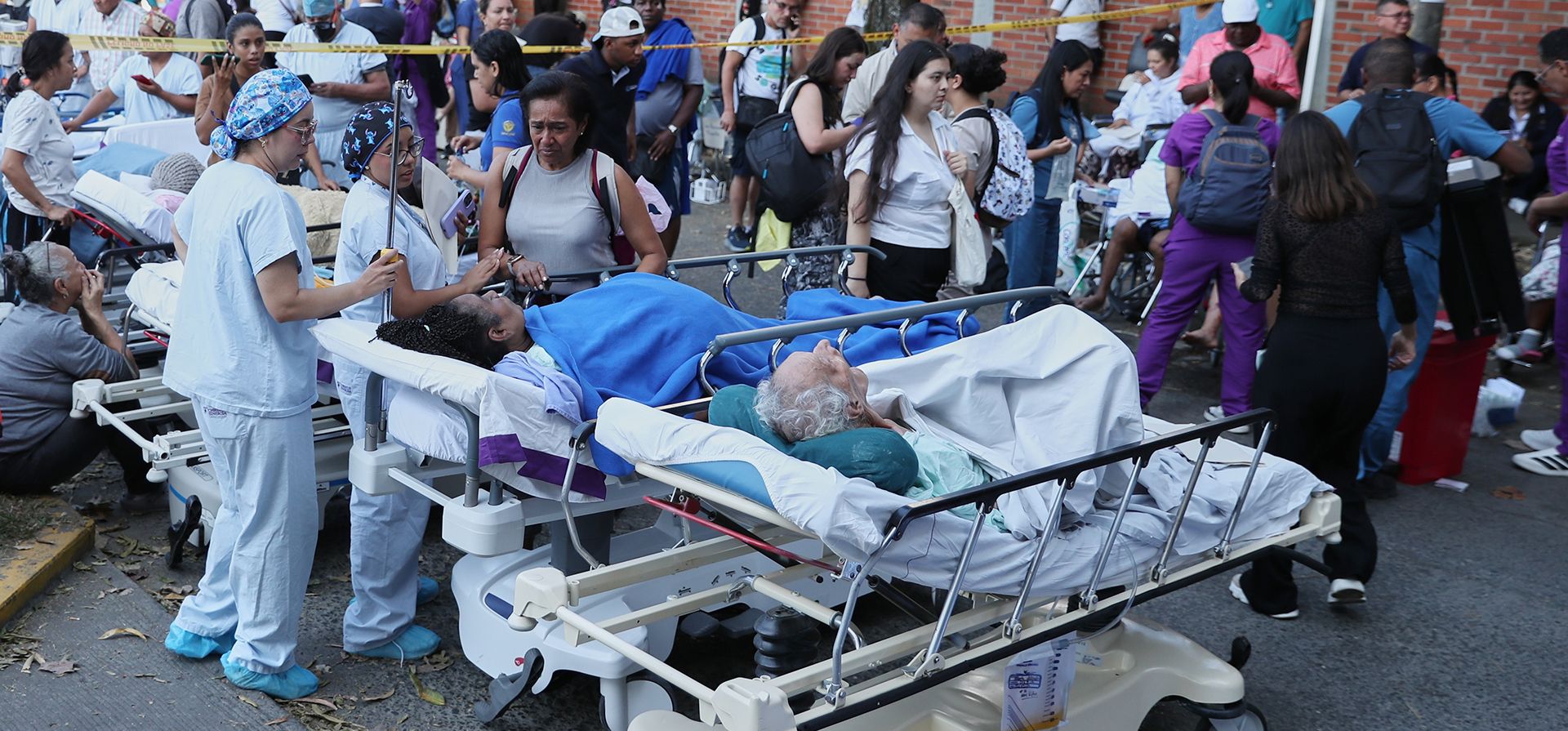 Pacientes son evacuados de un hospital tras el terremoto que azotó Cali, Colombia, el lunes 10 de agosto de 2026. (AP Foto/Santiago Saldarriaga) Pacientes son evacuados de un hospital tras el terremoto que azotó Cali, Colombia, el lunes 10 de agosto de 2026. (AP Foto/Santiago Saldarriaga)