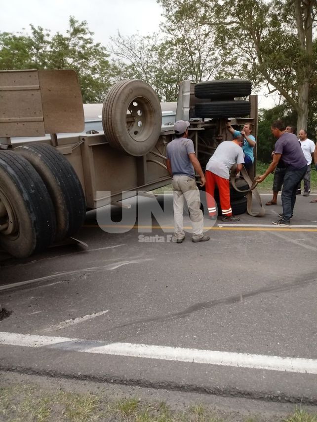 Franck: volcó un camión con semirremolque en la ruta provincial 6