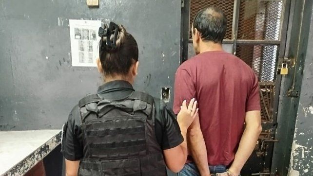 Furia en la Terminal: perdió el ómnibus y destrozó a golpes el cristal de una boletería