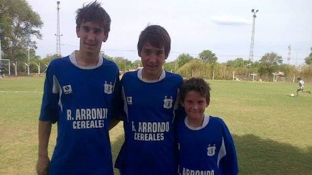 En Los Quirquinchos Donsanti compartió cancha&nbsp;con sus hermanos&nbsp;Lucas (izq.) y&nbsp;Tiago (der.).&nbsp;Toto