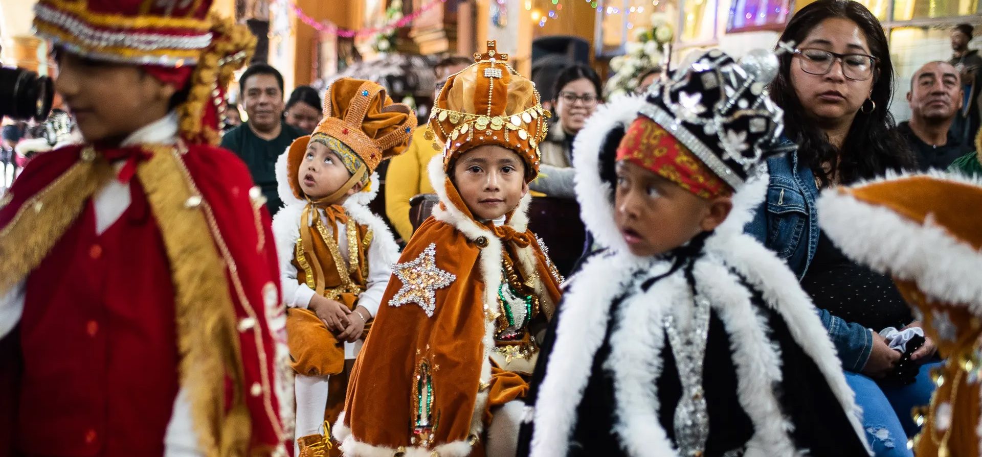 Los niños participan en la tradicional cabalgata de los Reyes Magos, Miahuatlán, México. Fotografía: Héctor AD Quintanar/Getty Images Los niños participan en la tradicional cabalgata de los Reyes Magos, Miahuatlán, México. Fotografía: Héctor AD Quintanar/Getty Images