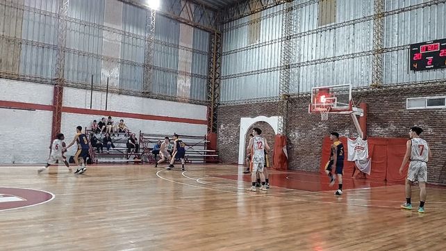 El Quillá extendió su racha ganadora y va por todo en el Torneo Oficial de Básquet.