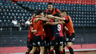 Festejo leproso. Newells es el primer clasificado a los cuartos de final en la Copa Proyección.