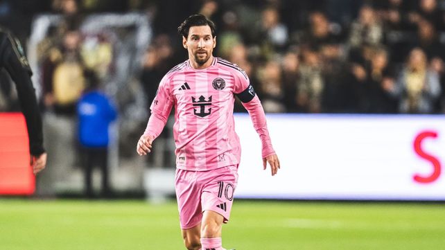 Lionel Messi fue observado por el DT de la selección en la caída del equipo de Javier Mascherano.