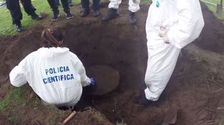 Hallaron un barril enterrado en la quinta del Pata Medina y ahora analizan su contenido