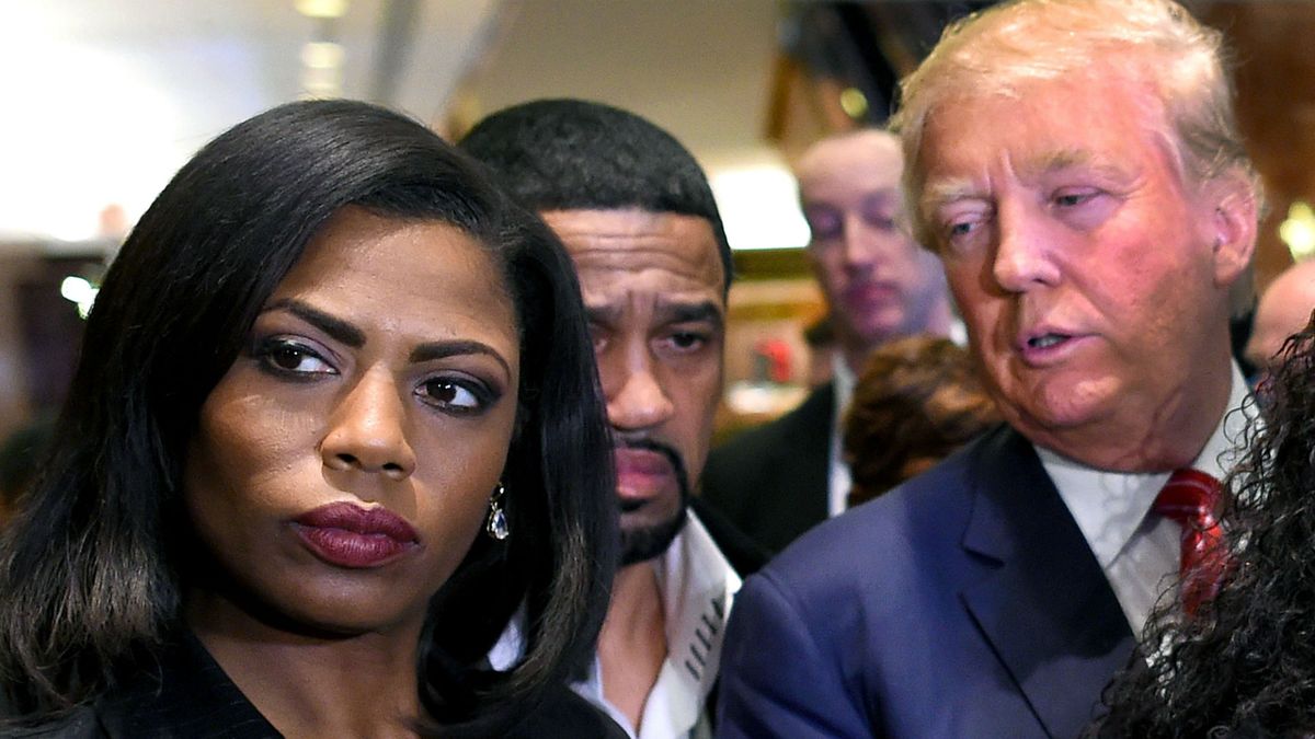 Ex asistente de Trump amenaza con divulgar videos y e-mails