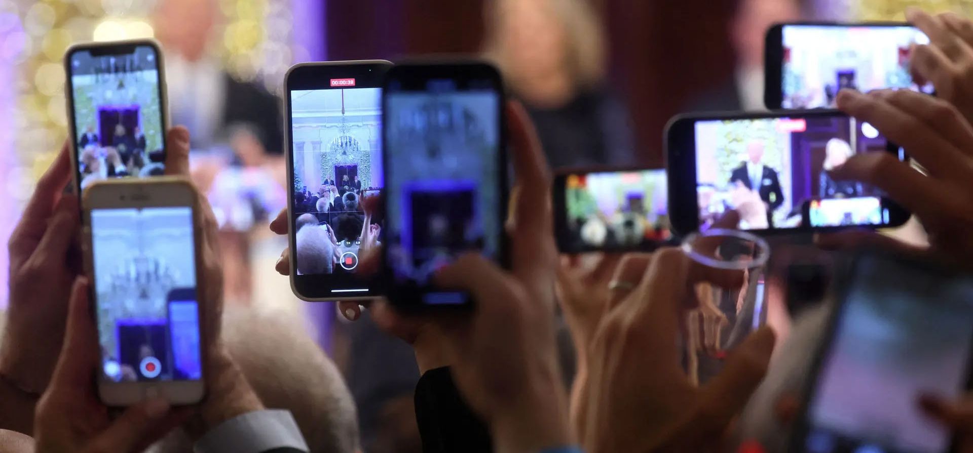 Washington DC, EE. UU. Los miembros de la audiencia graban en sus teléfonos mientras el presidente de los Estados Unidos, Joe Biden, y la primera dama, Jill Biden, organizan una recepción navideña de Hanukkah en la Casa Blanca. Fotografía: Leah Millis/Reuters