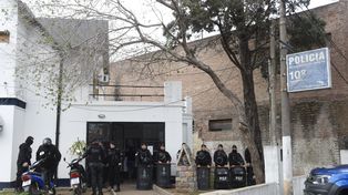 Efectivos de la Guardia de Infantería y el Comando Radioeléctrico en la puerta de la comisaría 10ª tras los disturbios del miércoles.&nbsp;