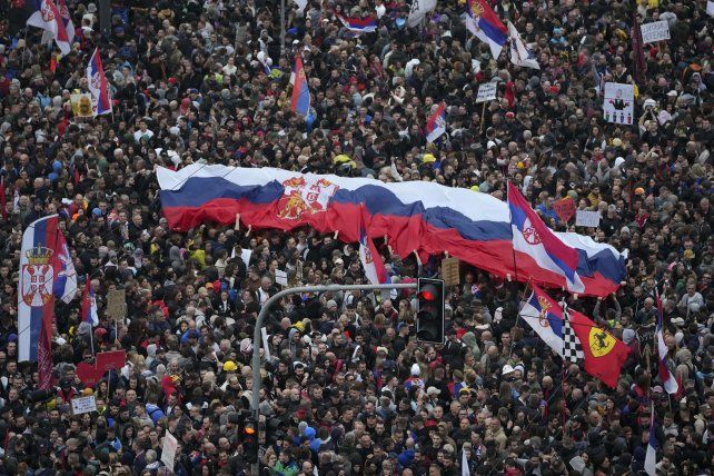 Afirman que Serbia usó un cañón sónico para reprimir manifestantes pero el gobierno lo niega