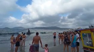 Video: un helicóptero cayó en una playa de Florianópolis