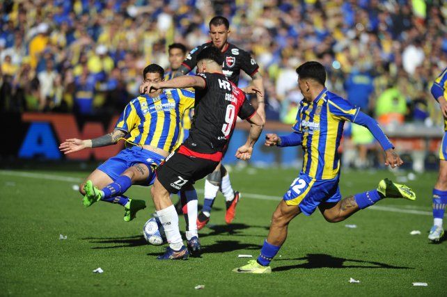 Cóccaro define con categoría para estampar el empate de Newells. El VAR luego lo convalidó.