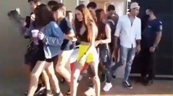 De fiesta. La novia de un joven fue a un baile acompañada, pero de otro muchacho. De fiesta. La novia de un joven fue a un baile acompañada, pero de otro muchacho.