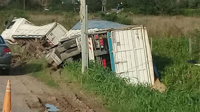 Tumbado. Así quedó el camión que conducía el hombre fallecido en Ibarlucea.&nbsp;