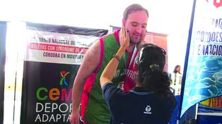 Arturo posó orgulloso con las tres medallas obtenidas en el certamen nacional de natación adaptada.
