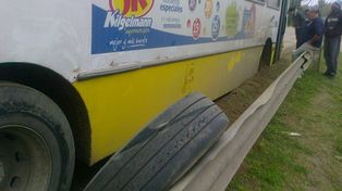 Un colectivo de la línea 13 perdió una rueda cuando circulaba con pasajeros