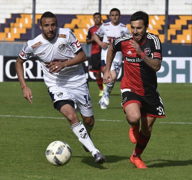 A pura gambeta. Scocco elude a Bottino y encara hacia el arco de César Rigamonti.