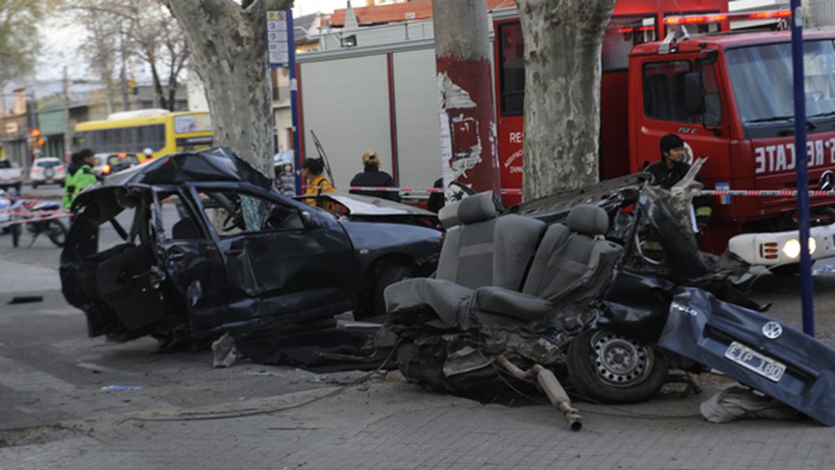 Un joven murió al impactar su auto contra una columna