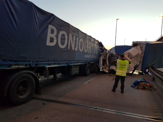 Impactante choque entre tres camiones en el puente de Zárate
