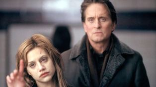 Michael Douglas y Brittany Murphy destacan en una película de los 2000 disponible en Netflix