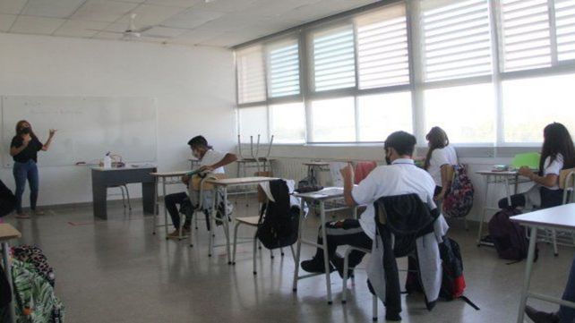 Estudiantes en la escuela. Hay chicos que no tienen conectividad y quedan excluidos del sistema
