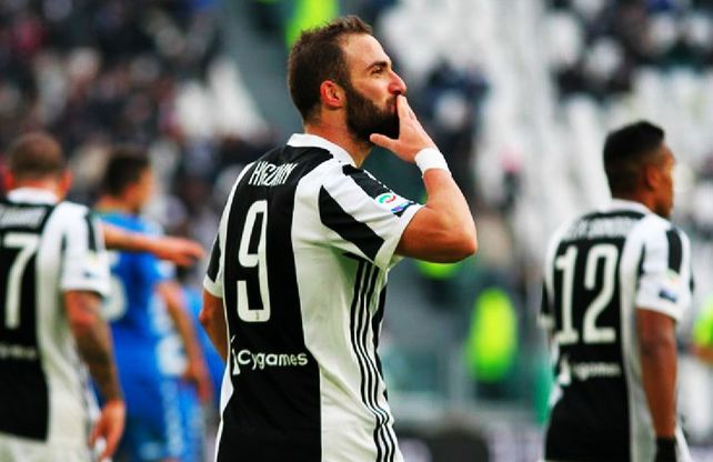Con un gol de Higuaín, la Juve llegó a la punta en Italia